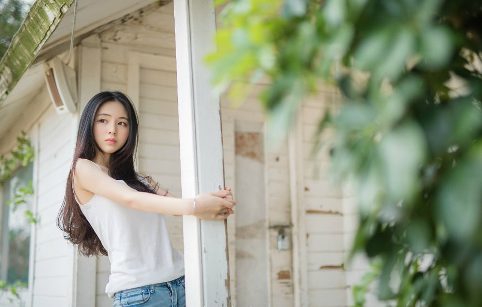 我喊他，没人应。只我一人，站在荒郊野地里。